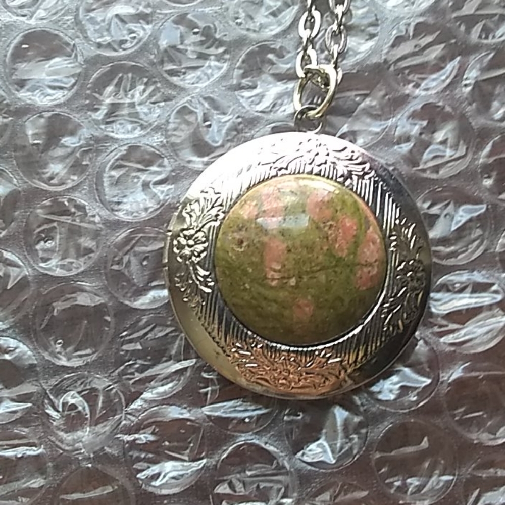 Silver round open locket necklace